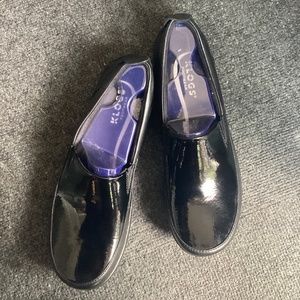 Klogs black patent new 9.5